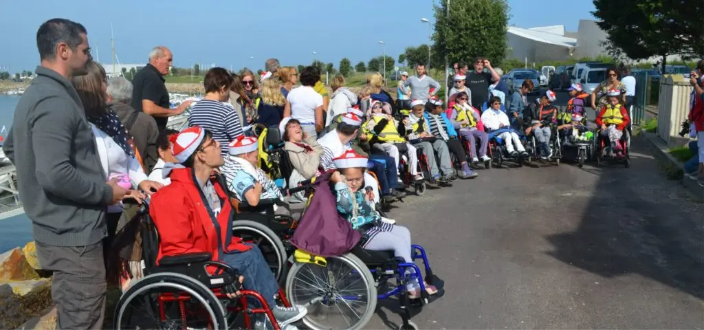 Photo de groupe lors d'une sortie entre enfants polyhandicapés et leurs familles et accompagnants.