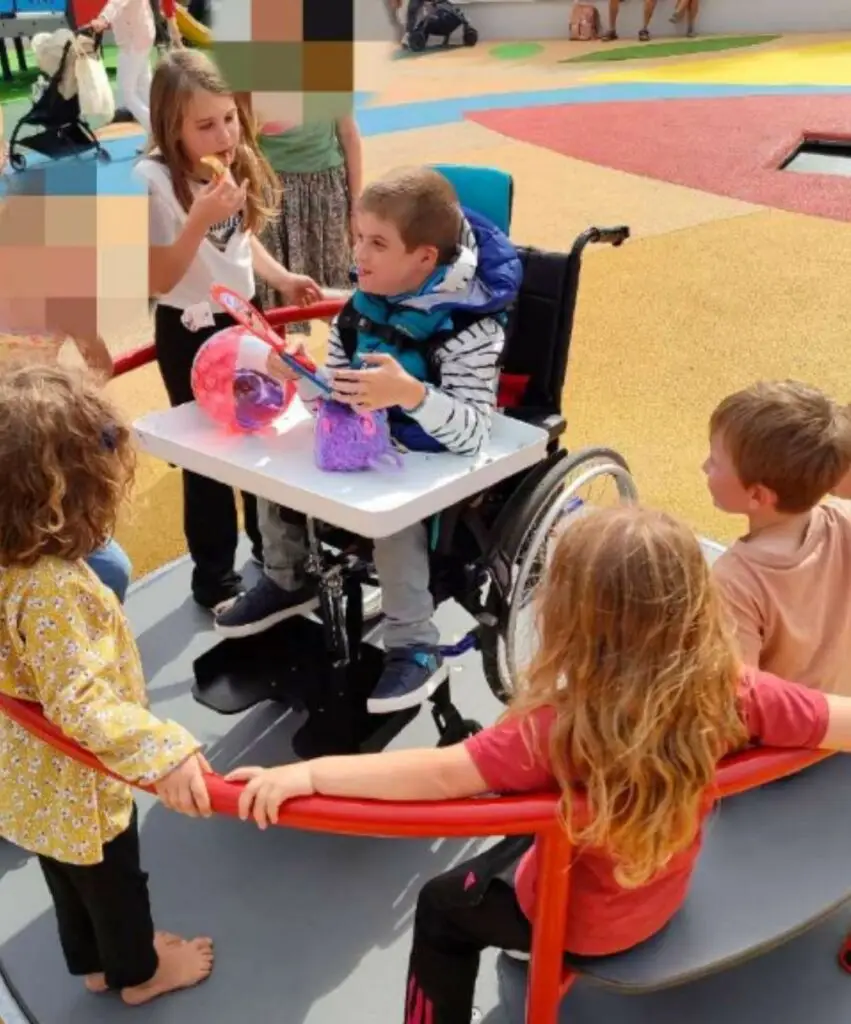 Jeunes enfants polyhandicapés et valides qui jouent ensemble.